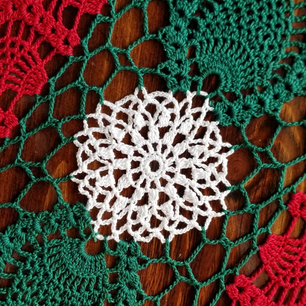 Vintage Style New Hand Crafted Pineapple Doily, Christmas colors  25 1/2" x 15" - Picture 4 of 6